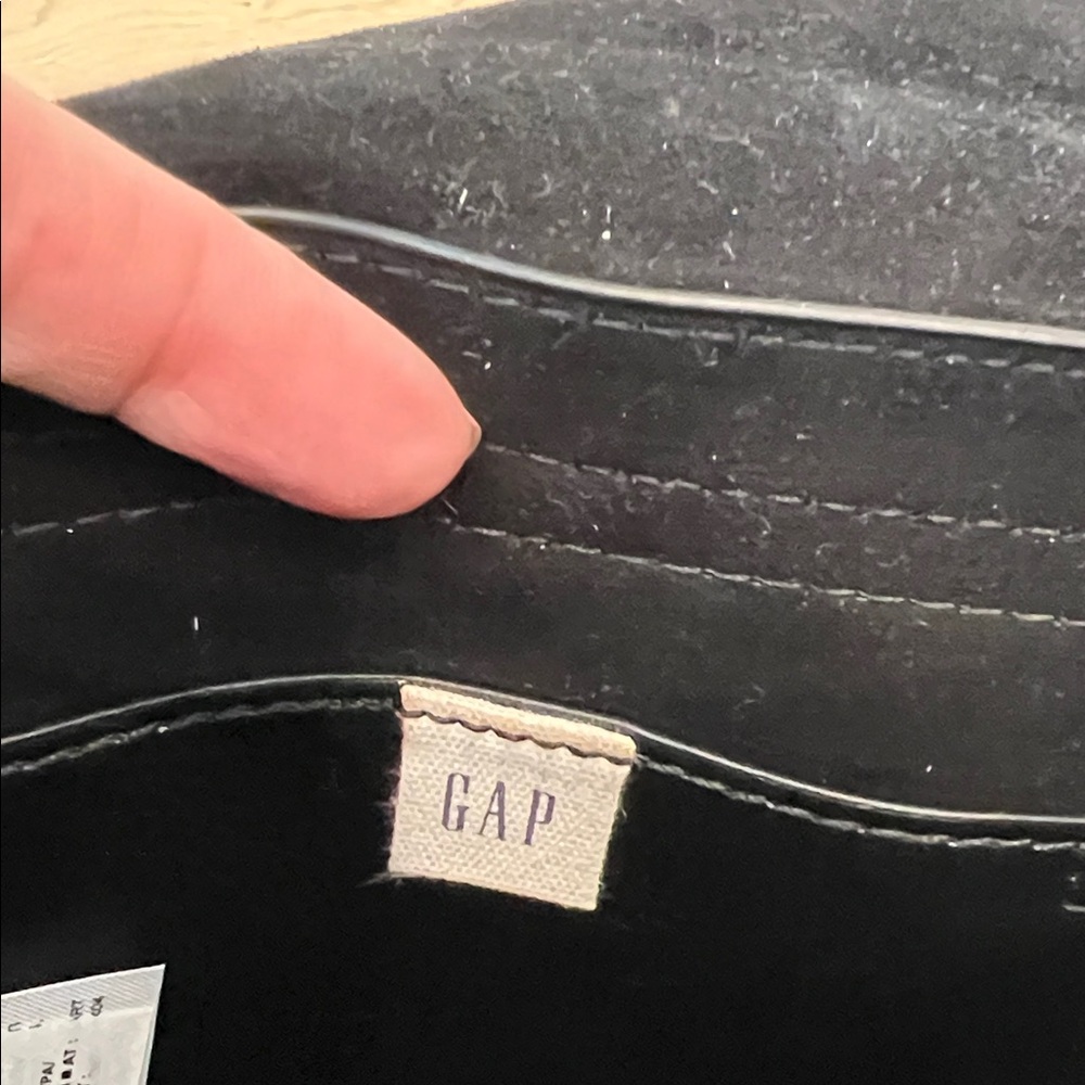 GAP Classic Black Womans Leather Purse - Picture 3 of 6